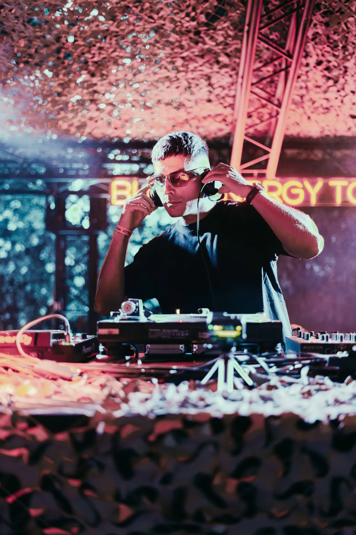 Carlos Alandí performing as a DJ